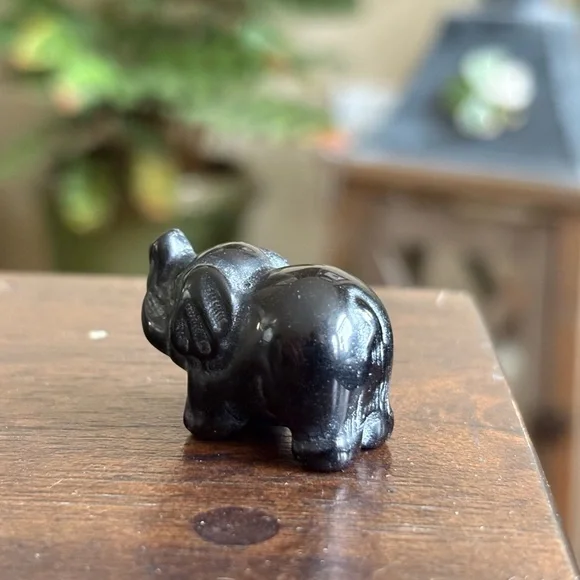 Adorable Obsidian Elephant Carving - Picture 7 of 7